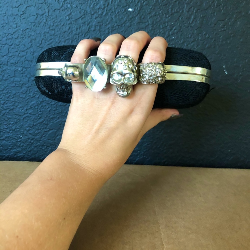 Knuckle purse edgy